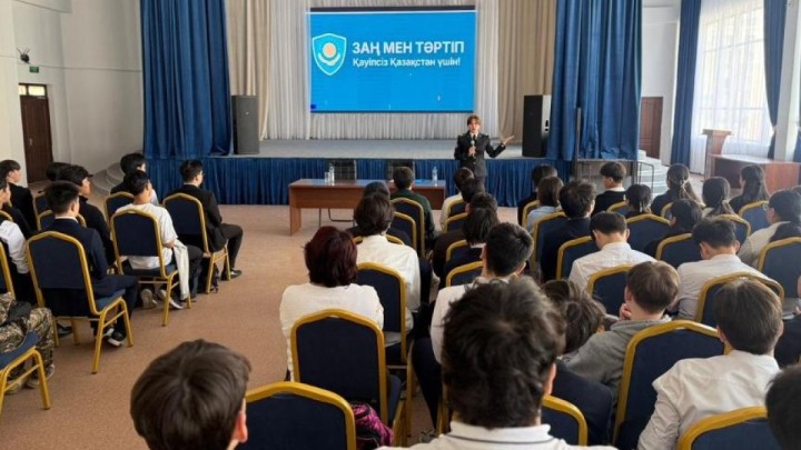 «Заң мен тәртіп»: елордалық оқушыларға цифрлық қауіпсіздік бойынша лекция өтті