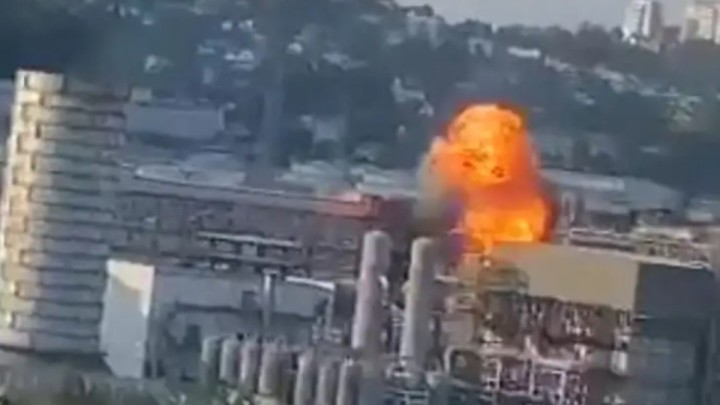 Дрон шабуылынан кейін «Роснефть» мұнай өңдеу зауыты өртеніп жатыр