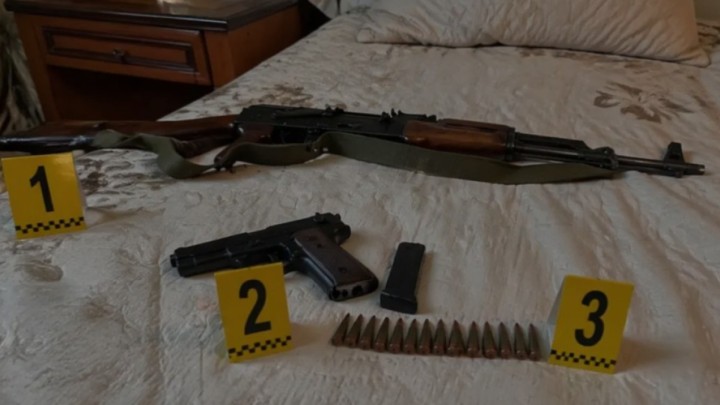 Әбенов Назарбаев университеті пәтеріндегі қарулы кісілер туралы ақпарат таратты