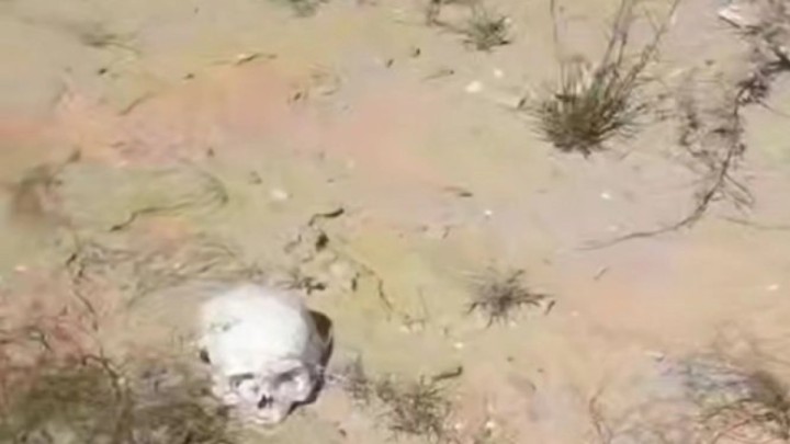 Атыраудағы зираттардың бірінде адам сүйегі шашылып жатыр