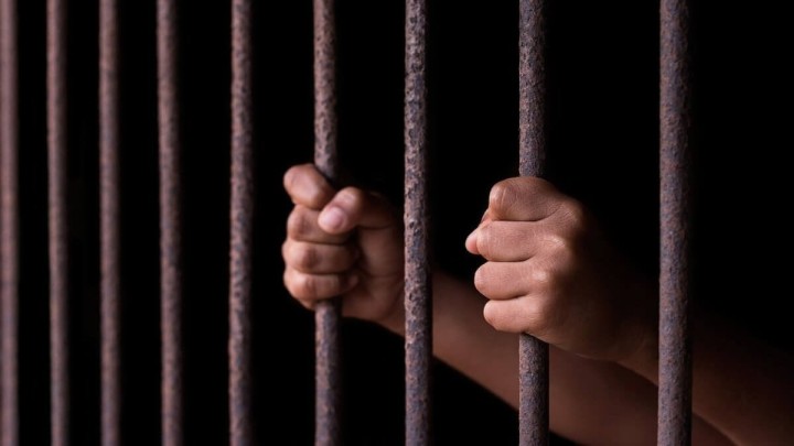 Мектеп мұғалімі 14 жастағы оқушысына қырындаймын деп 40 жылға сотталып кетті