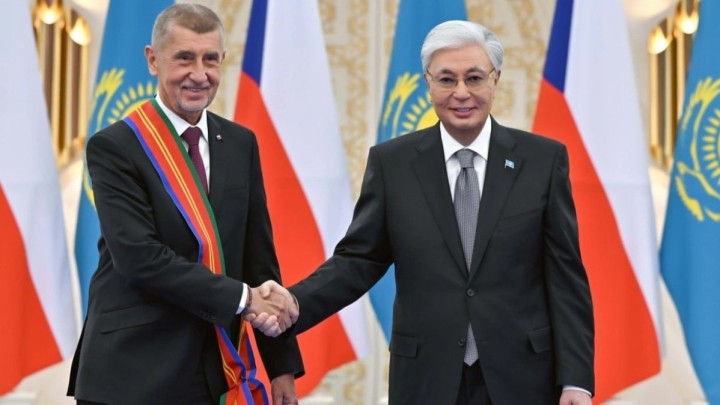 Президент Чехия Премьер-министрін І дәрежелі «Достық» орденімен марапаттады