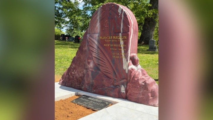 Мұхтар Мағауиннің басына құлпытас орнатылды