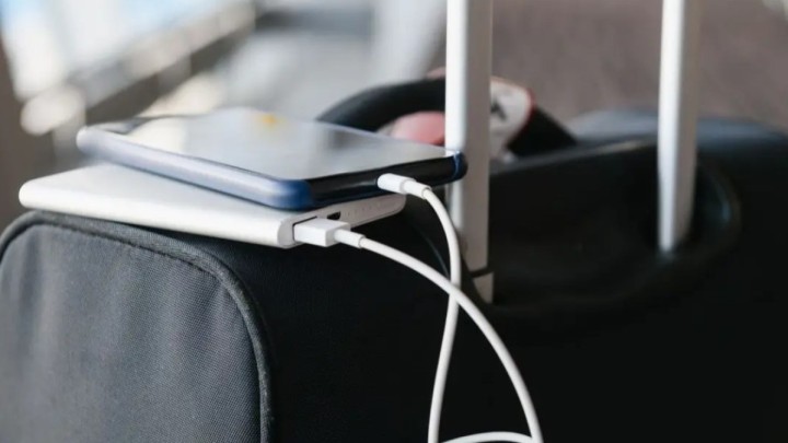 FlyArystan жолаушыларға әуеде power bank қолдануына қатысты ережесін қайта өзгертті