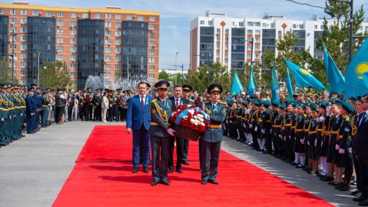 ШҚО әкімі Халық Қаһарманы Сағадат Нұрмағамбетов ескерткішіне гүл шоқтарын қойды