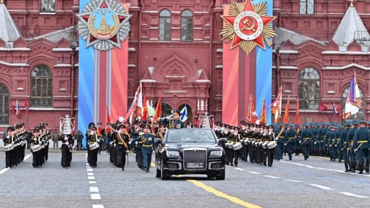 Зеленский Мәскеудегі 9 мамыр парадын өткізуге «рұқсат берді»