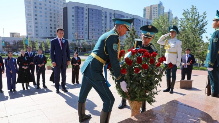 Мемлекеттік кеңесші Бауыржан Момышұлының ескерткішіне гүл шоқтарын қойды