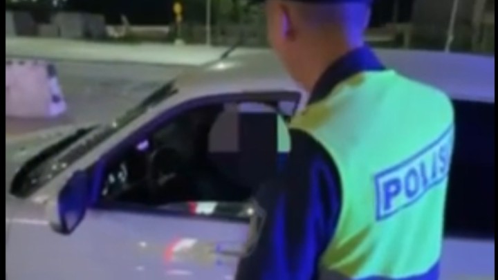 Өскеменде көлік терезесінен аяғын шығарған жолаушы жазаланды