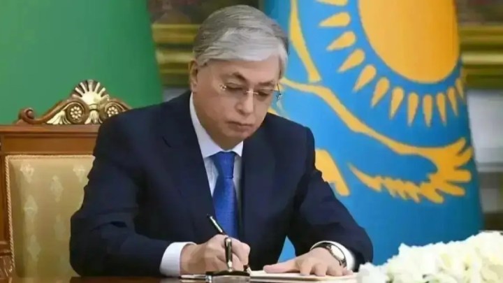 Тоқаев атышулы заңға қол қойды: құжаттың мәтіні баспасөзде жарияланады