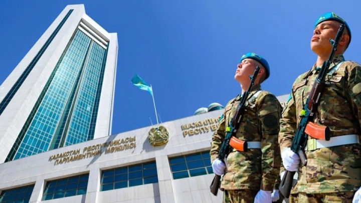 Мәжілісте әскери қызметшілердің құқықтық жағдайын жетілдіретін заң жобасы қаралады