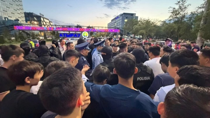Атырауда шетелдік нөмірлі көлік иелері полиция рейдтеріне байланысты жиналды
