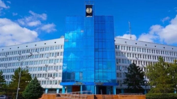 Қостанайда автобус пен жеңіл көлік соқтығысып, жүргізушілер ауруханаға жеткізілді