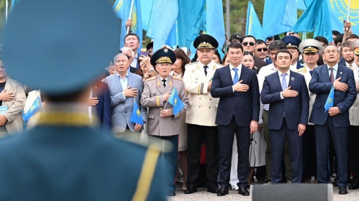 Алматыда Мемлекеттік рәміздер күніне орай Мемлекеттік Ту салтанатты түрде көтерілді