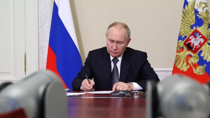 Путин шетелге кеткен ресейліктердің мүлкін тұтқындау туралы заңға қол қойды