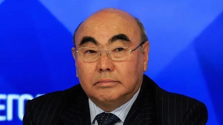 Асқар Ақаев Садыр Жапаровқа 8-10 жылдық мандат қажет екенін айтты