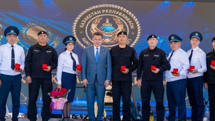 ШҚО-да құқық қорғау органының 10 қызметкеріне баспана кілті табысталды