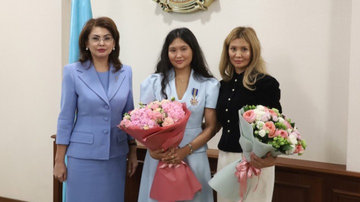 Әйгілі шахматшы Бибісара Асаубаева ІІ дәрежелі «Барыс» орденімен наградталды