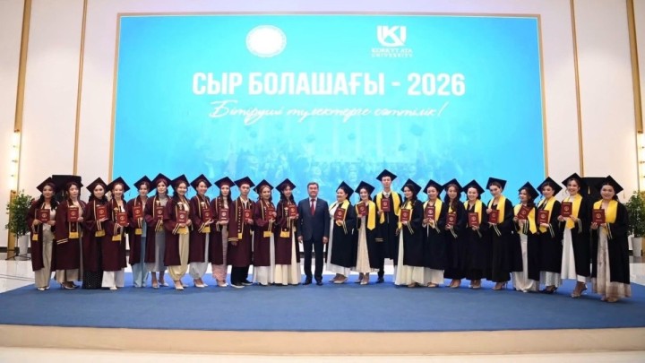 Қызылорда облысының әкімі магистратура түлектеріне диплом табыстады