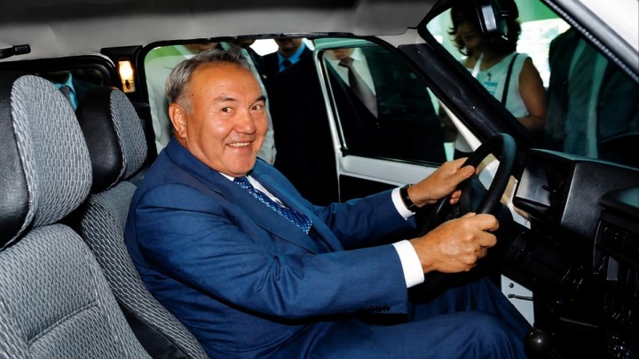 222 млн теңгелік Mercedes-тен Maybach-қа дейін: Назарбаев президент кезінде қандай көліктерге мінген?