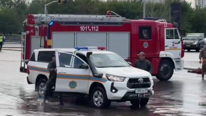 Астанада құтқарушылар су басқан көшелерден көліктерді эвакуациялап жатыр