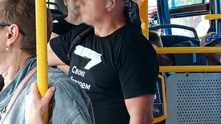 Қарағандада Z белгісі бар жейде киген жолаушы қызу талқыға түсті