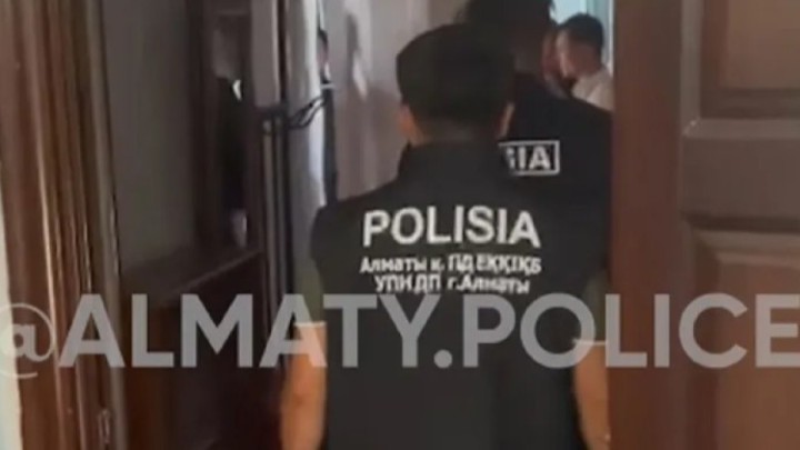 Алматыда қалтасынан 53 бума ұнтақ зат табылған күдікті қамауға алынды (ВИДЕО)