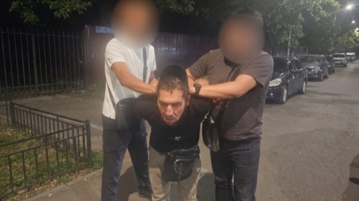 Автобус ішінде төбелесіп, пышақ ала жүгіргендер ұсталды
