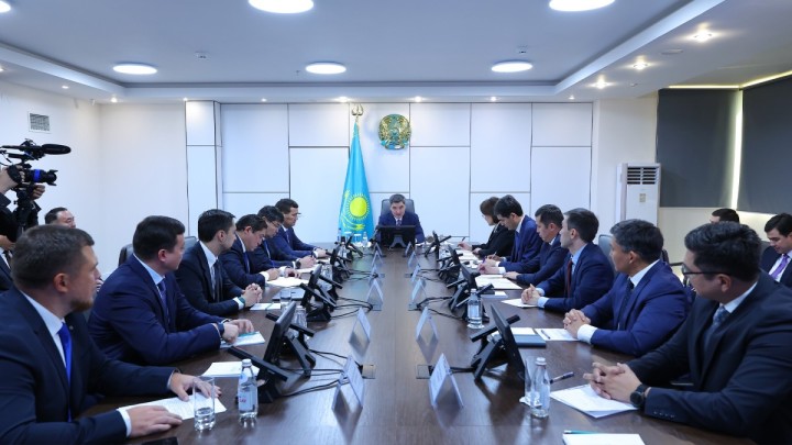 Олжас Бектенов Президенттің медициналық ақпараттық жүйелерді біріктіру жөніндегі тапсырмаларының орындалу барысын тексеріп, денсаулық сақтау саласындағы ЖИ шешімдерімен танысты