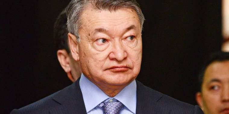 Ахметовтың екі қызметкері парамен ұсталды