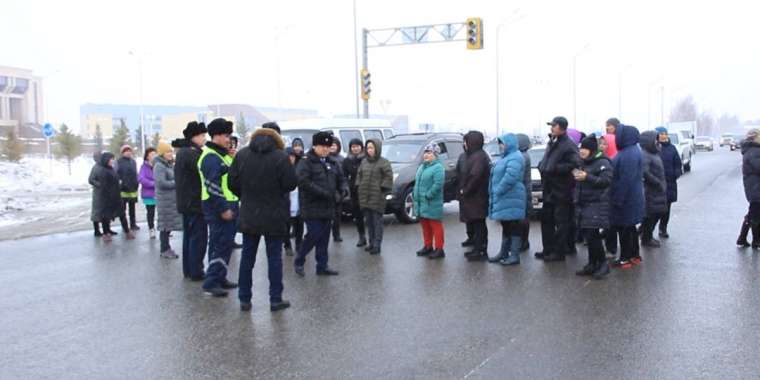 Өскеменде жұрт көшені жауып тастады