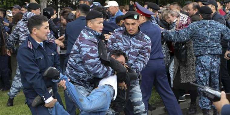 Митинг заңы: Тоқаев уәдесінде тұра ма?