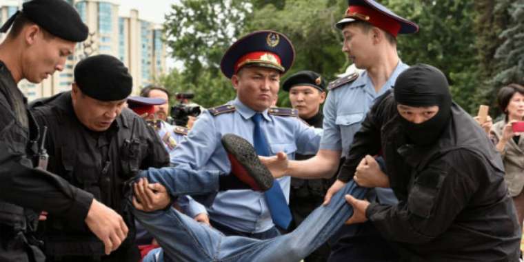 Митингке шыққан белсенділер қамалды