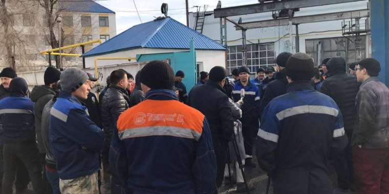 Жұмысшылар митингі: Доллар өседі, айлық өспейді