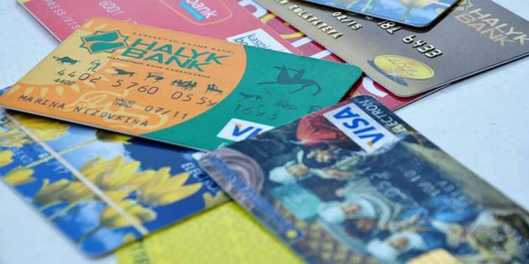 Үйге дейін жеткізу: Қазақстанның сегіз банкі карточкаларға тапсырыс беру қызметін тегін ұсынып отыр