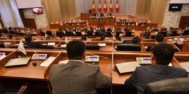 Қырғыз депутаттары екі айлық жалақыларынан бас тартты