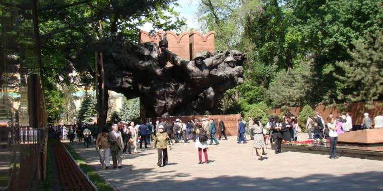 28 панфиловшылар саябағының атын ауыстыру керек пе?