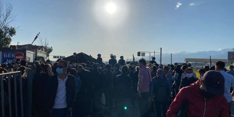 Тоқаевтың аузына қараған жұрт қалаға кіре алмай тұр