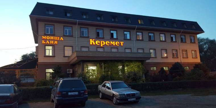 Моншалар мен сауда үйлері ашыла бастайды