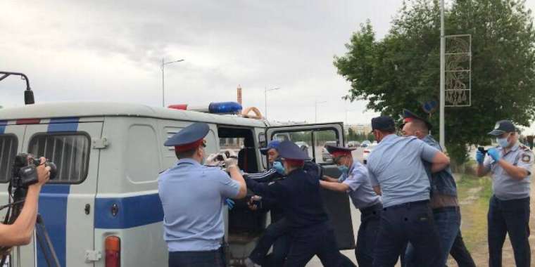 Ақтөбедегі митинг: Бір адамға бес полиция