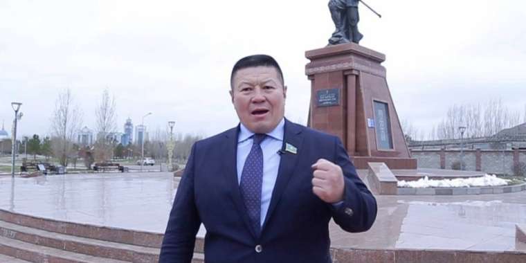 Әй, Бақытбек, шәбелеңдеме деп кәнден иттерге айтады