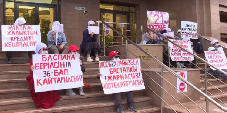 Министрлік алдында түнеп жатқан аналарды полиция күштеп алып кетті