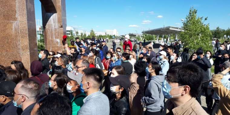 "Назарбаев мектебіне келіп, вирус жұқтырыңыз!"