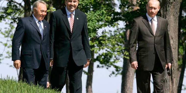 Саакашвили: Назарбаевпен Ресейге ұнамаса да араласып тұрдық