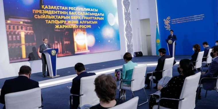 Абаев журналистерге президент сыйлығын тапсырды