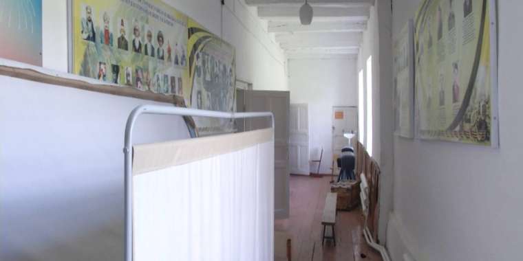 Алматы облысында құлағалы тұрған мектепте балалар оқиды