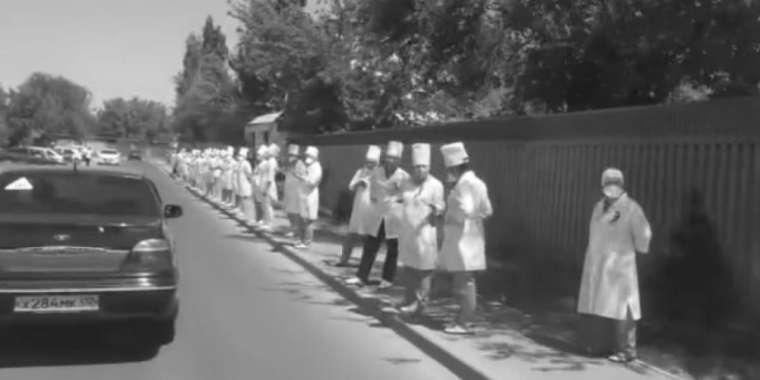 Шымкентте дәрігерлерді көшеге тізіп қойғандар жауапқа тартылады