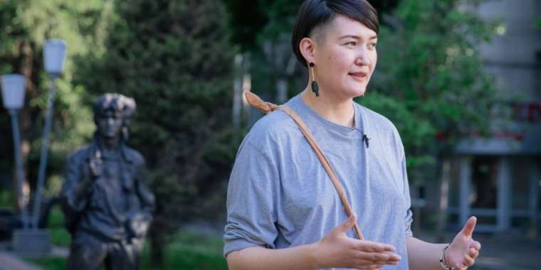 Айыптау: Төлесова полицейді ұрып, бес полицейдің бас киімін қағып түсірген