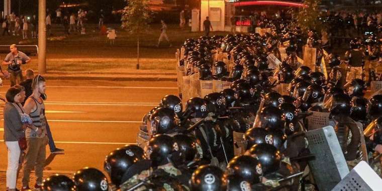 Беларусь ОМОН-дары әйелдерді сүйреген жоқ