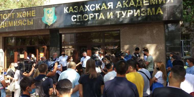 Оқуға түспеген талапкерлер наразылыққа шықты