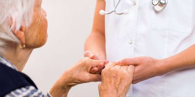 Алматыда 96 жастағы адам коронавирустан жазылды